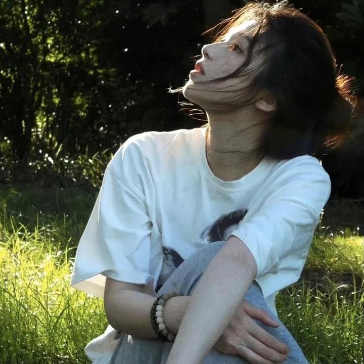 她在这里